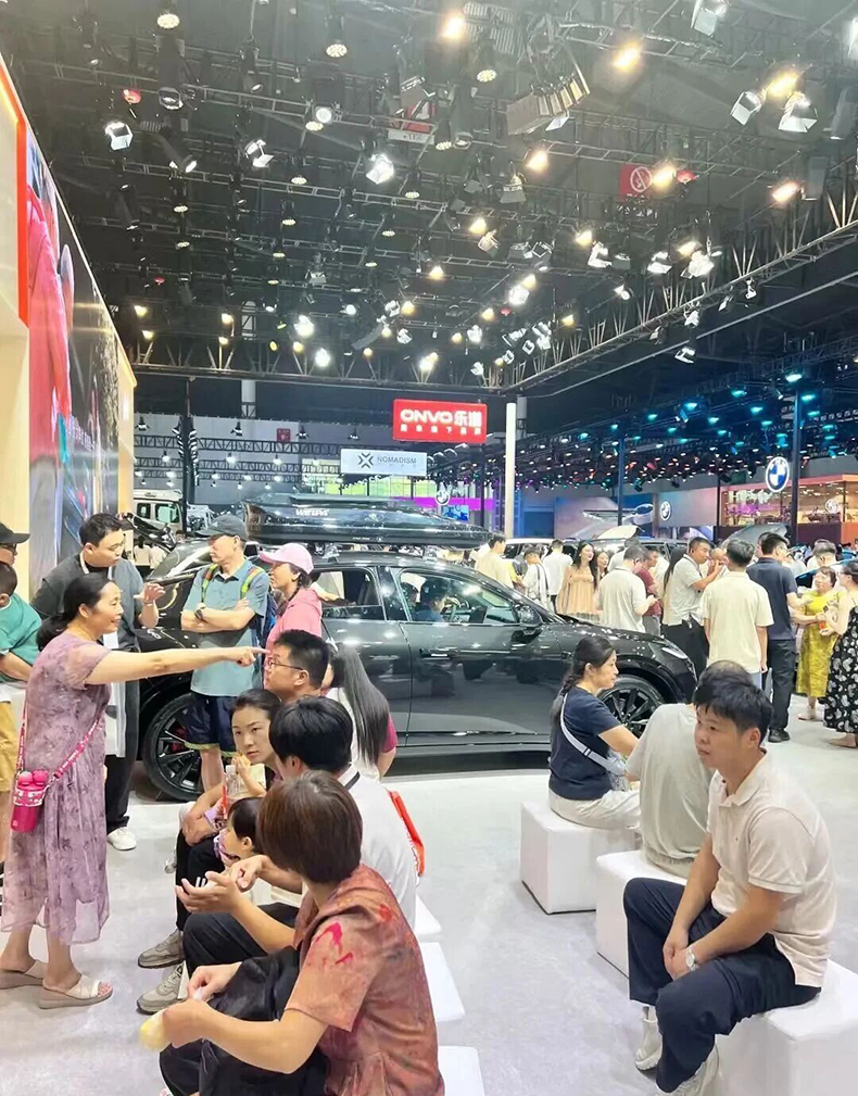 韦帕车顶行李箱成都车展