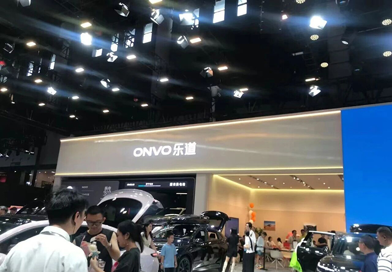 韦帕车顶行李箱成都车展