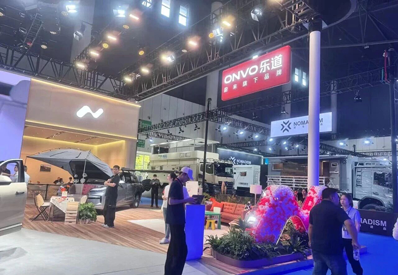 韦帕车顶行李箱成都车展